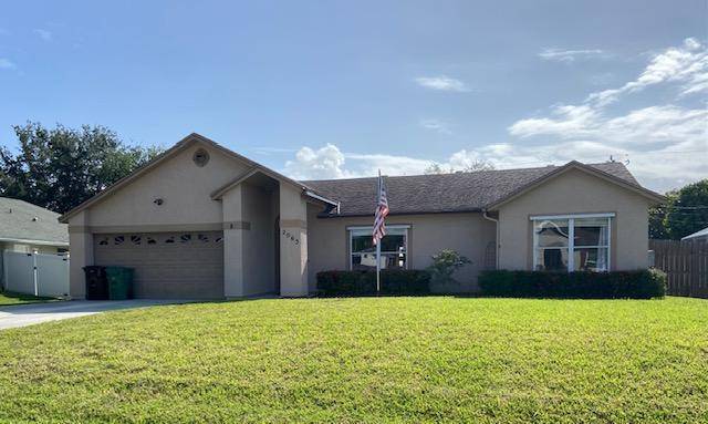 3 bedroom single family pool home is just waiting for you !