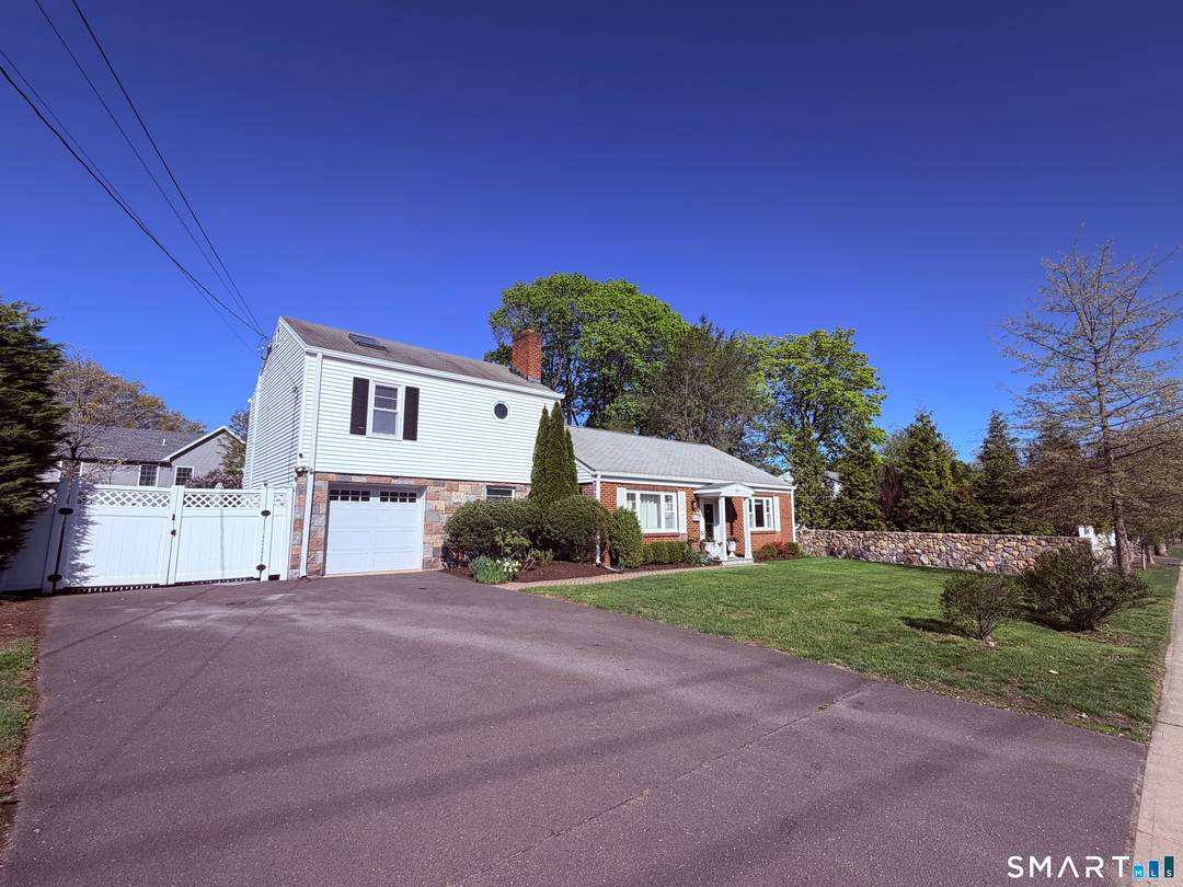 Absolutely gorgeous turnkey 3 BR 2 Full Bath in the highly sought after Glenbrook neighborhood !