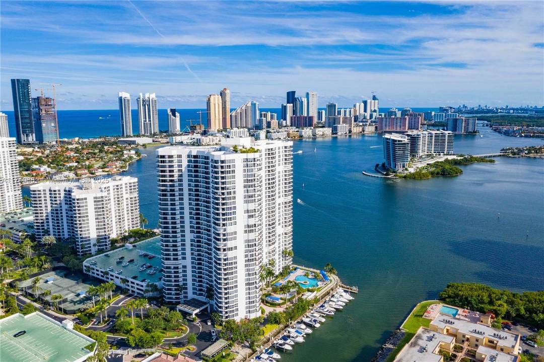 Experience the numerous benefits of living in this stunning 2 bedroom, 2 bathroom condo located in the heart of Aventura.