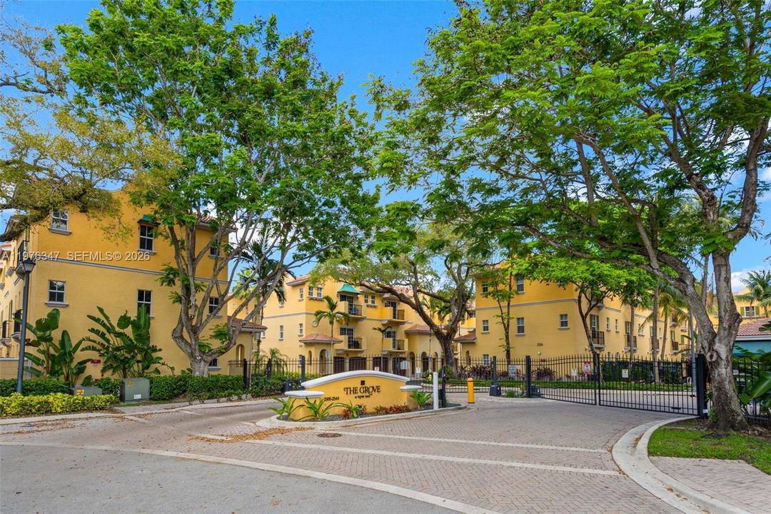 Spacious 2 bedroom, 2. 5 bath tri level townhome located in the gated community of The Grove at River Oaks.