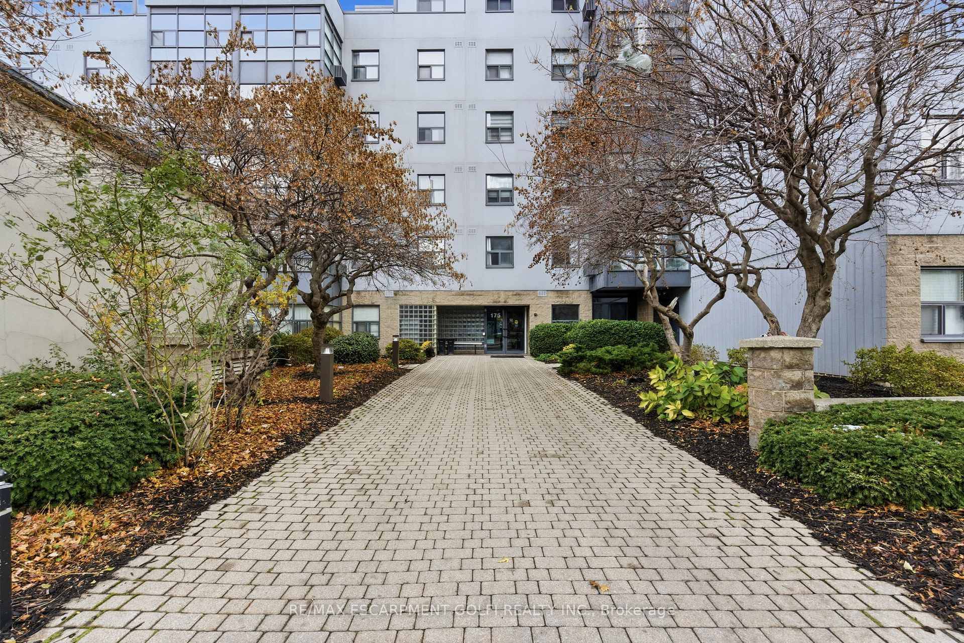 Welcome to this bright and spacious 2 bedroom, 1 bathroom condo located in the heart of downtown Hamilton !