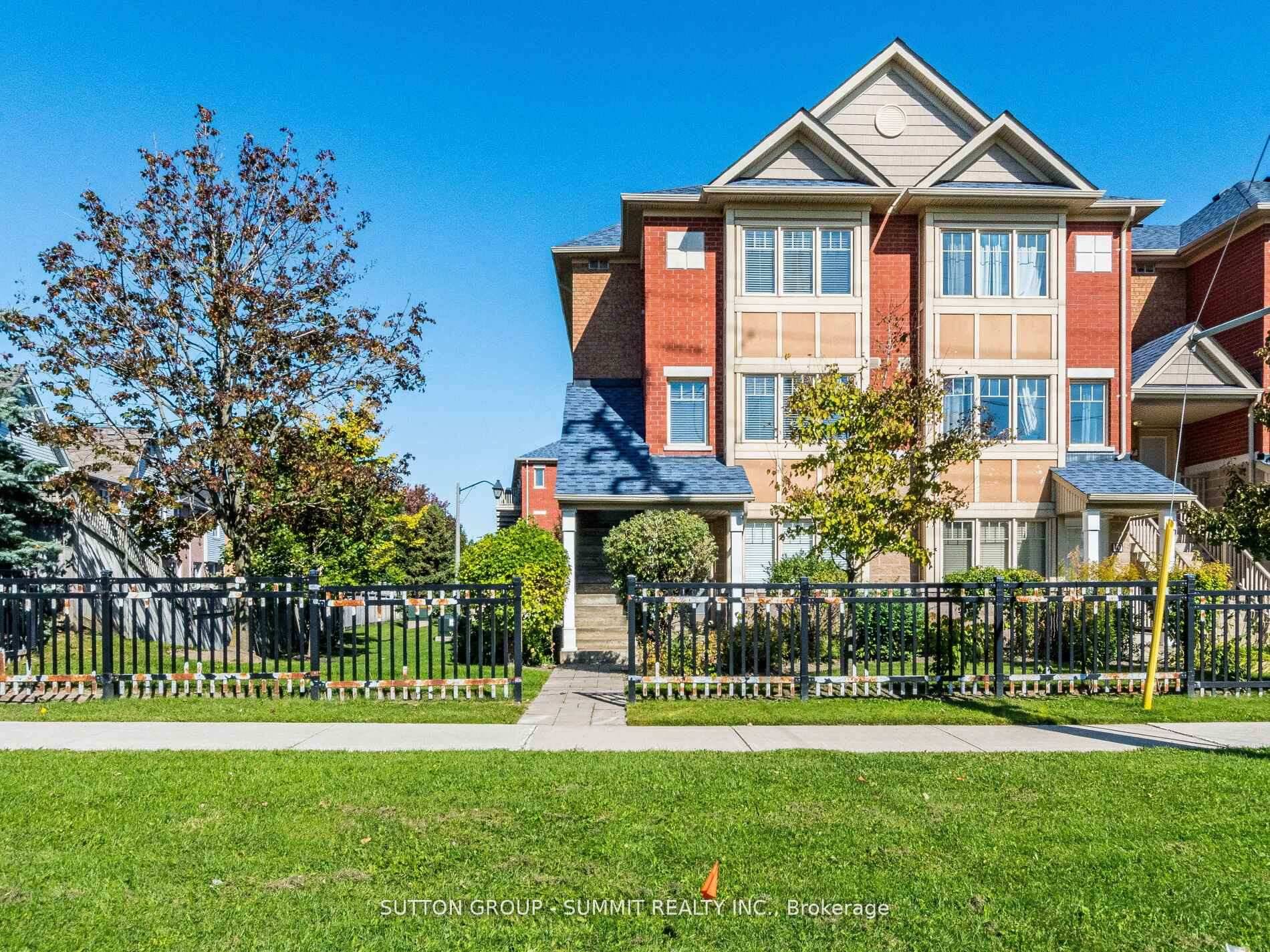 BEAUTIFULL END UNIT TOWNHOUSE in the highly sought after Churchill Meadows community !