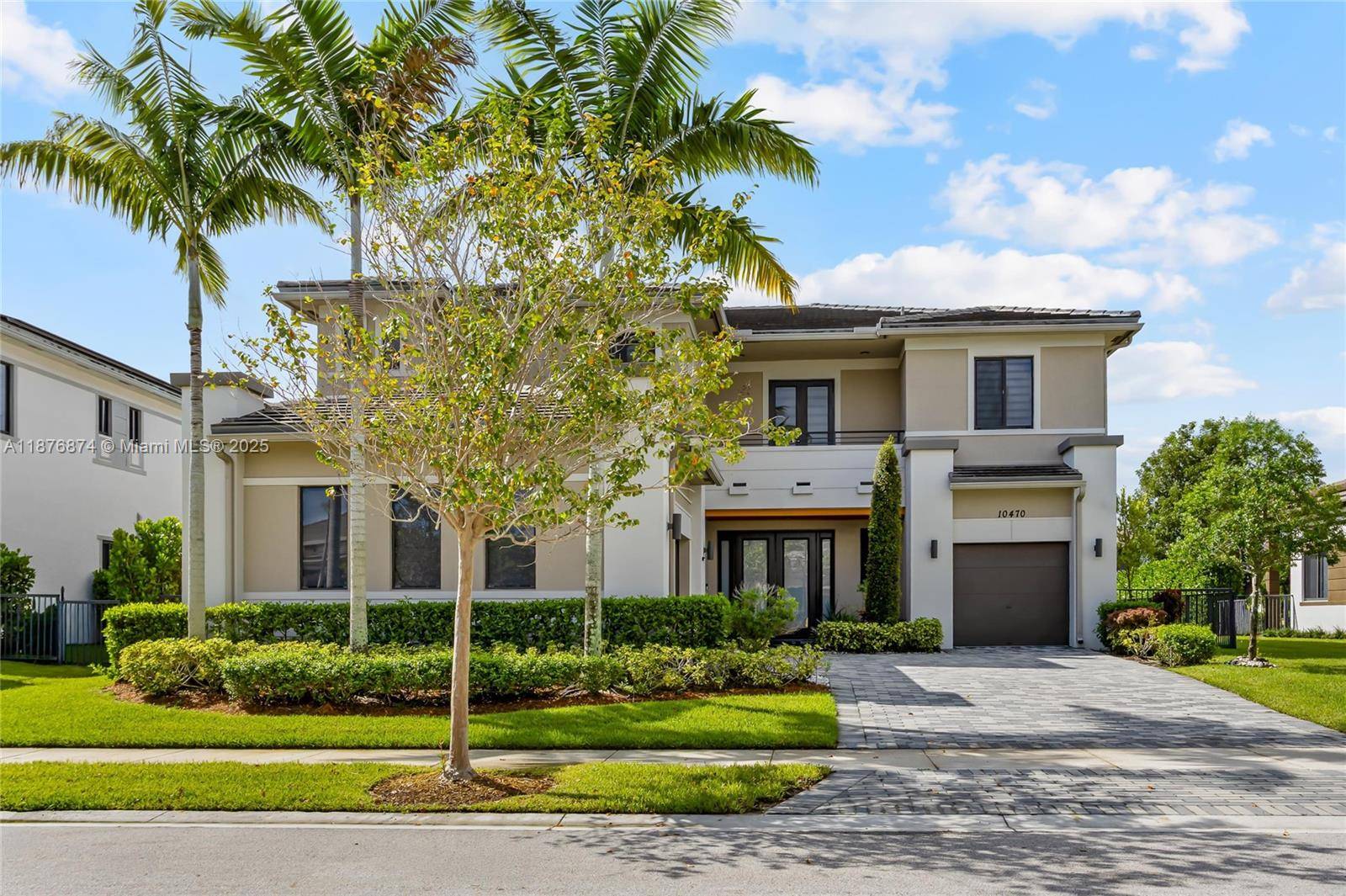 Spectacular single family home, Rubi model, in the prestigious Cascata at MiraLago community.