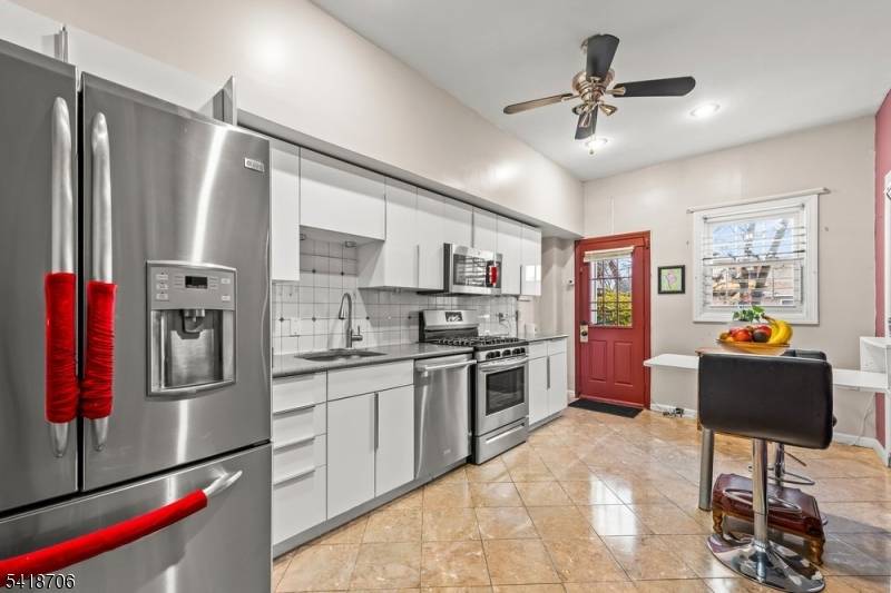 Welcome to 102 Treacy Ave ?