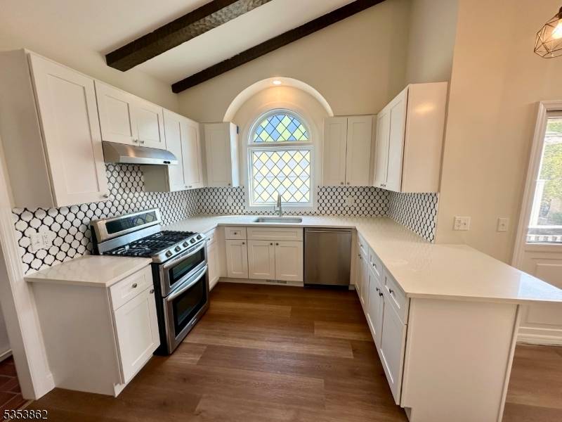 Renovated 1, 750sf, 3 bedroom, 2 bathroom spacious apartment a formal living room, dining room, kitchen with a breakfast island, laundry room and 2 balconies !