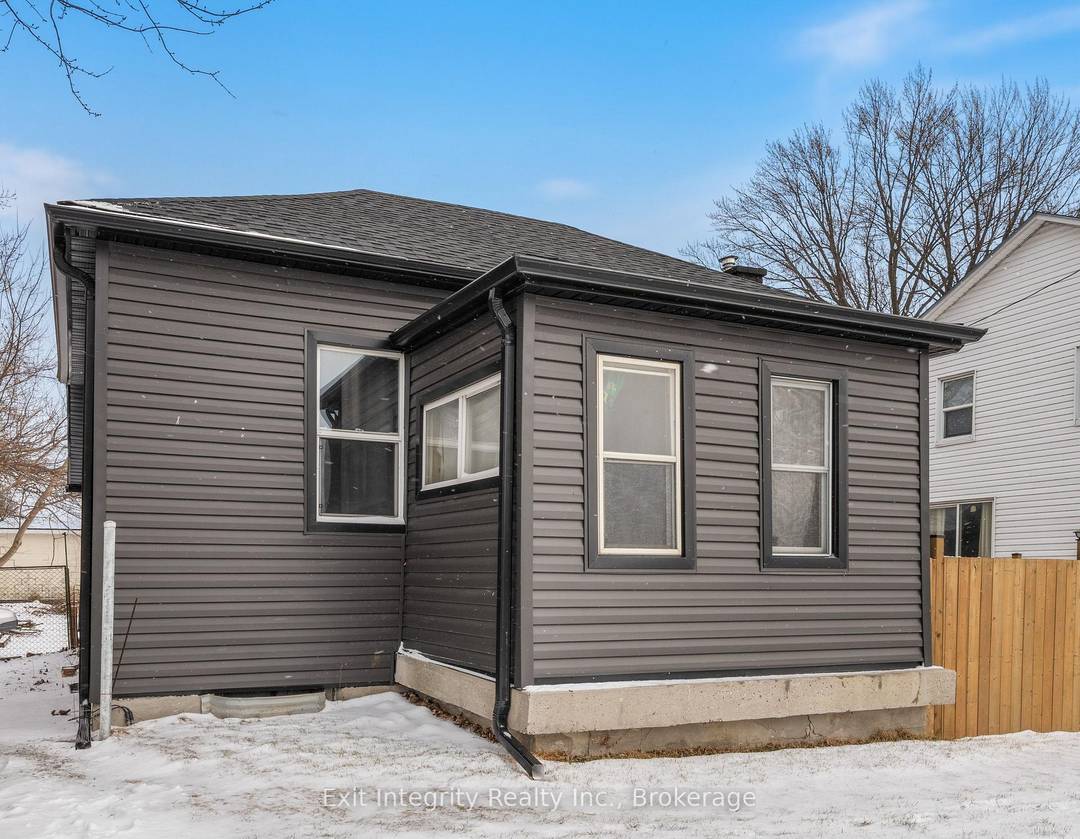 Welcome to 162 Brock Street North in Sarnia a charming and versatile 1 1 bedroom duplex offering excellent opportunity for investors !