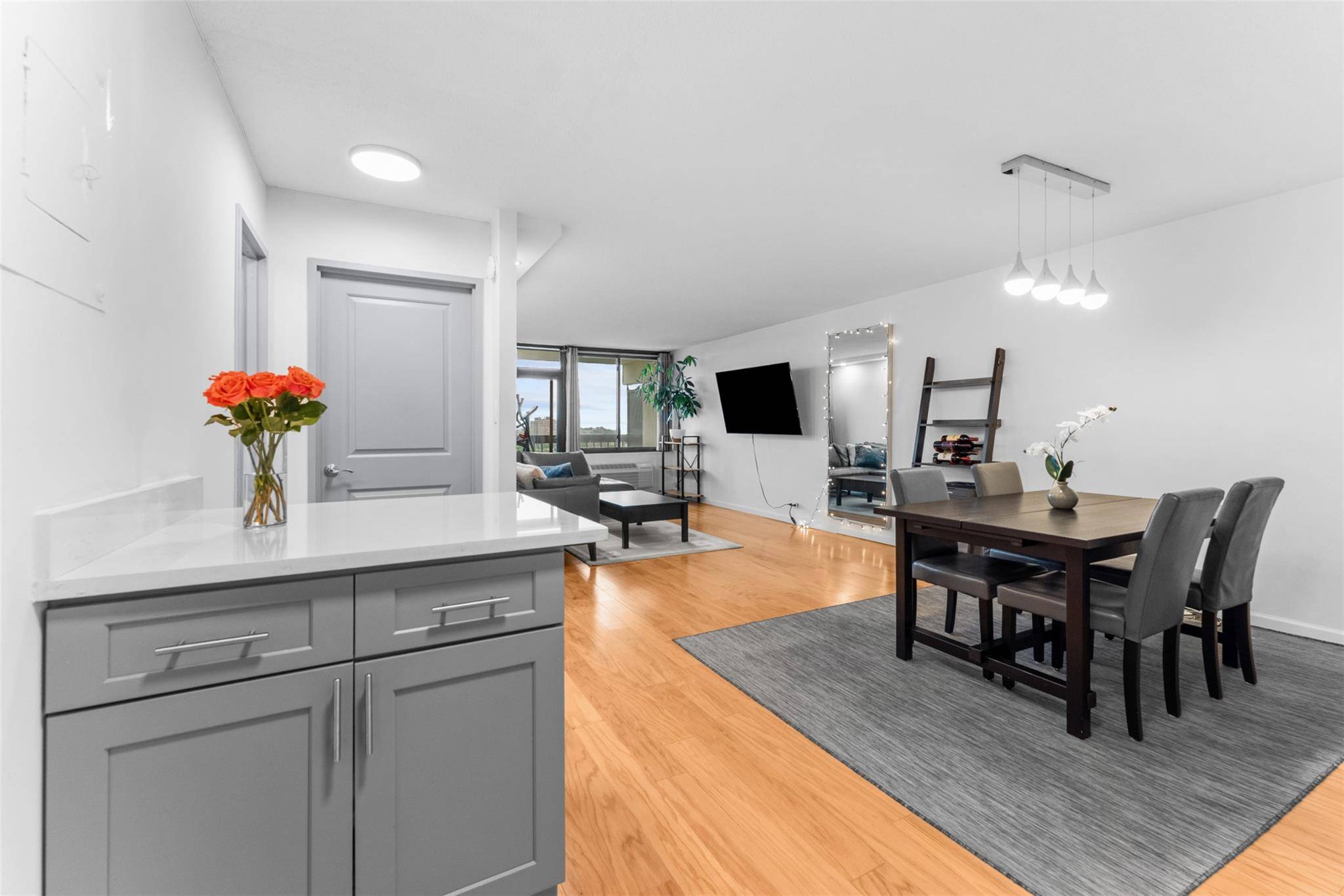 Welcome home to 150 38 Union Turnpike, Apt 7R a beautifully updated, move in ready home located in the highly desirable Village Mall Condominium, a full service doorman amp ; ...