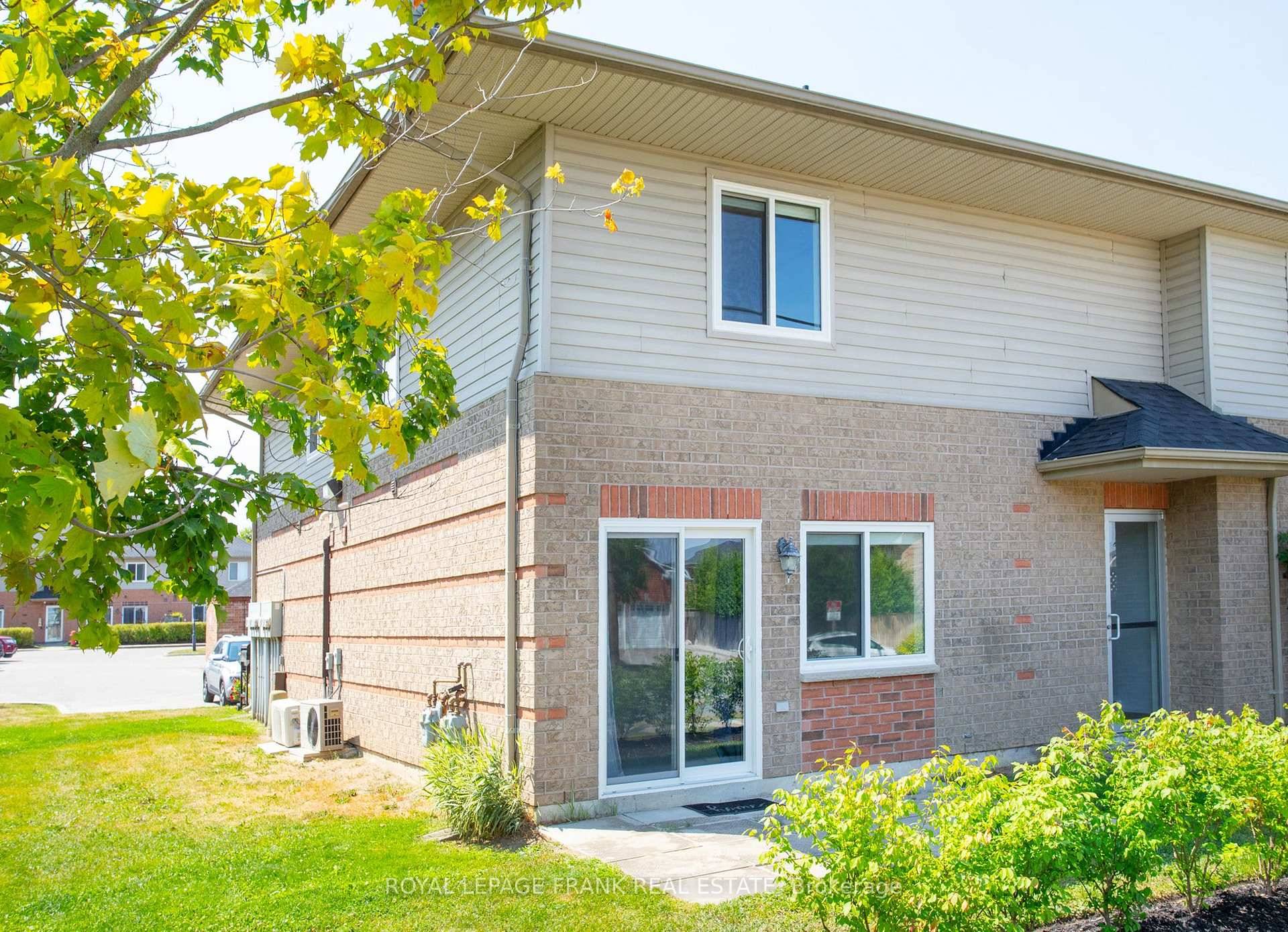 Welcome to this charming 2 bedroom end unit townhouse located in on of Uxbridge's most desirable communities !