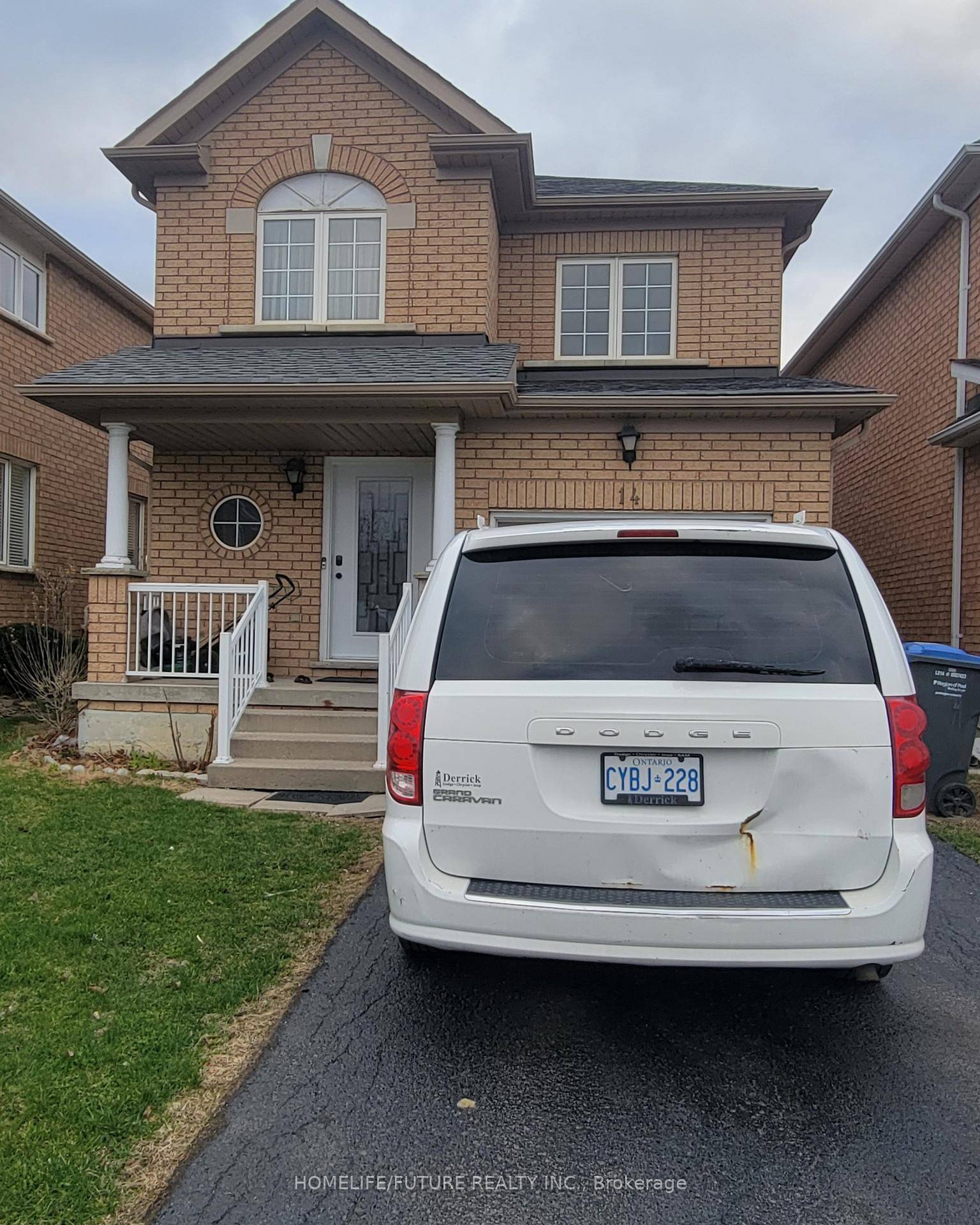 Very Bright House With An Excellent Floor Plan.
