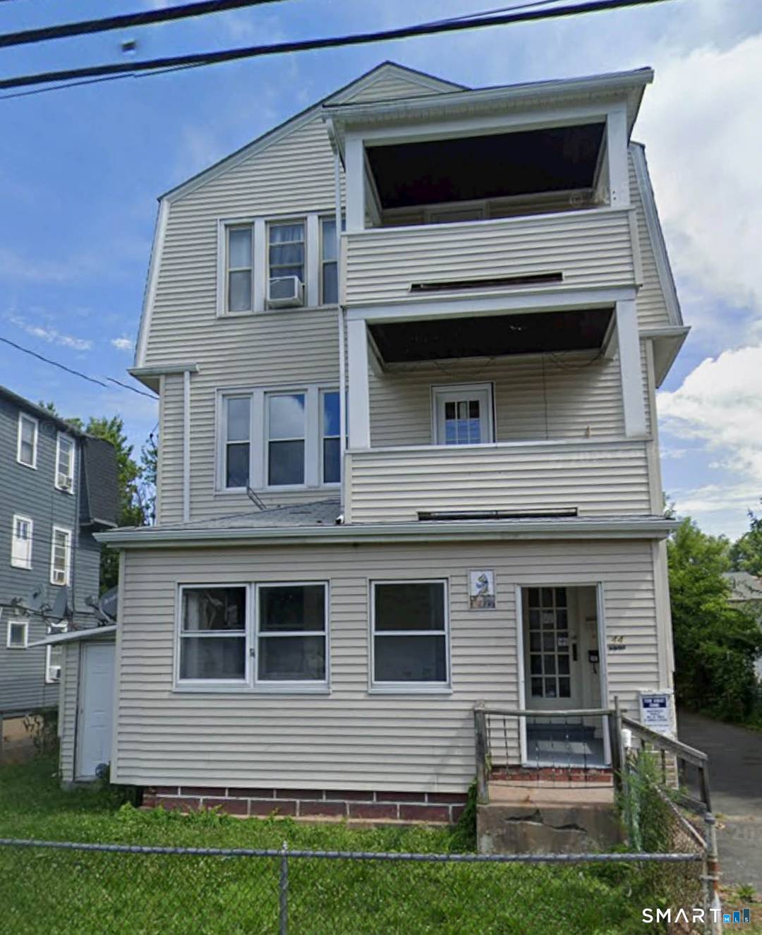 A Turn Key 3 family home is ready for new owners !