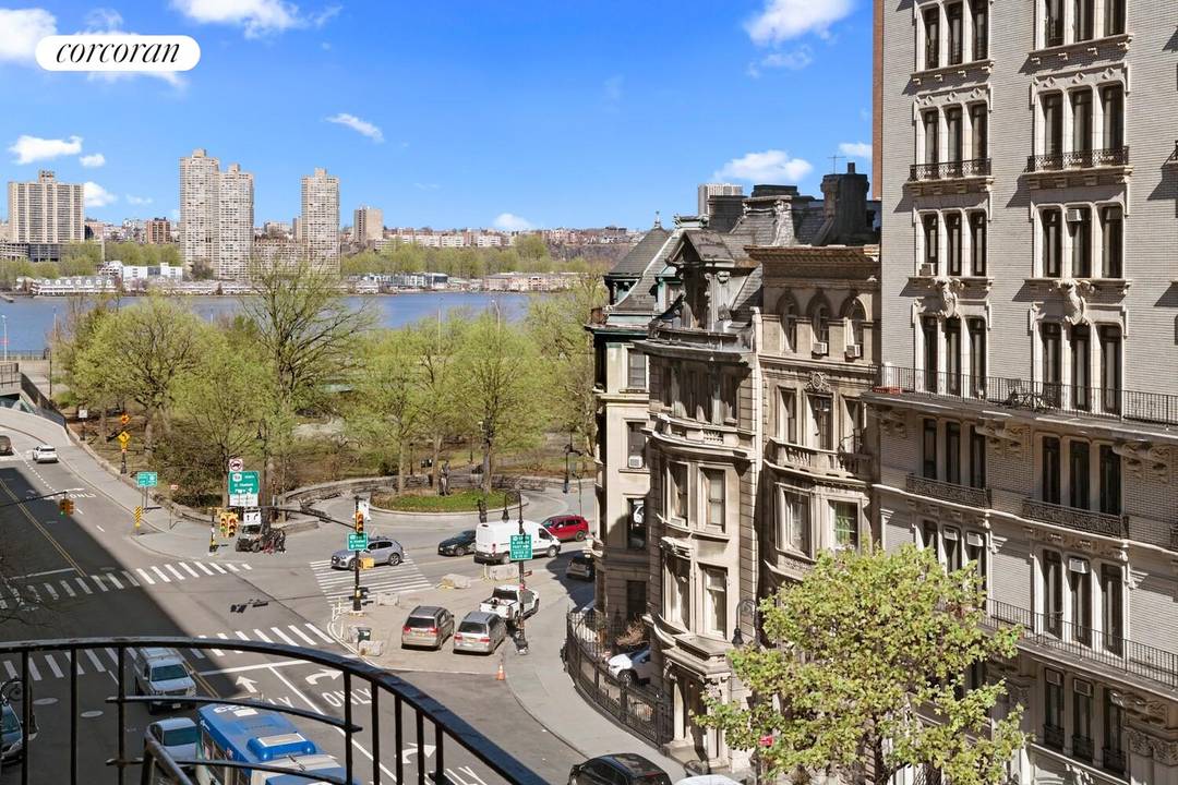 THE LILIEN'S CROWN JEWEL AT 300 WEST 72ND STREET Apartment 6D is a rare corner unit perched on the top floor of H.
