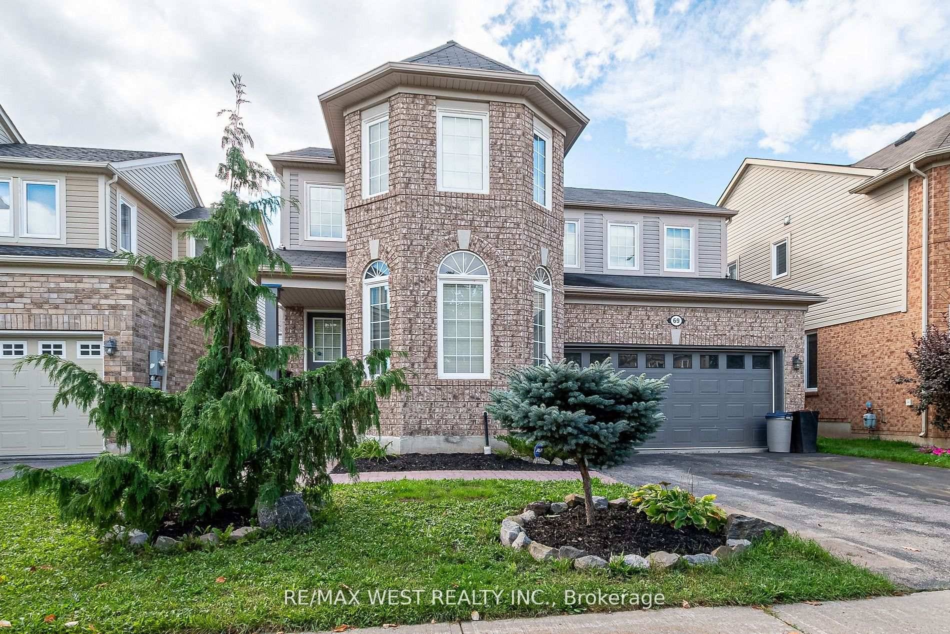 Welcome to 69 Kidd Crescent, a beautifully upgraded and move in ready family home located in the charming town of Alliston.