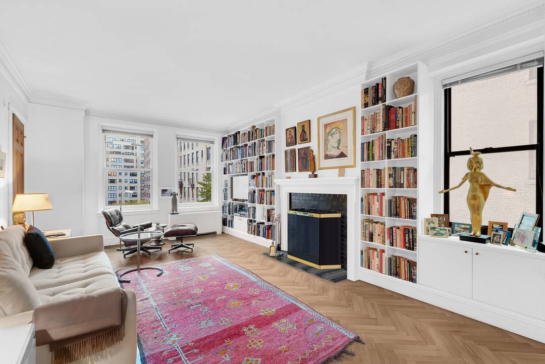 ELEGANT PREWAR ONE BEDROOM ON EXCLUSIVE SUTTON PLACE One of Sutton's most sought after white glove co ops is where you will find this beautiful home, perfect as a residence ...