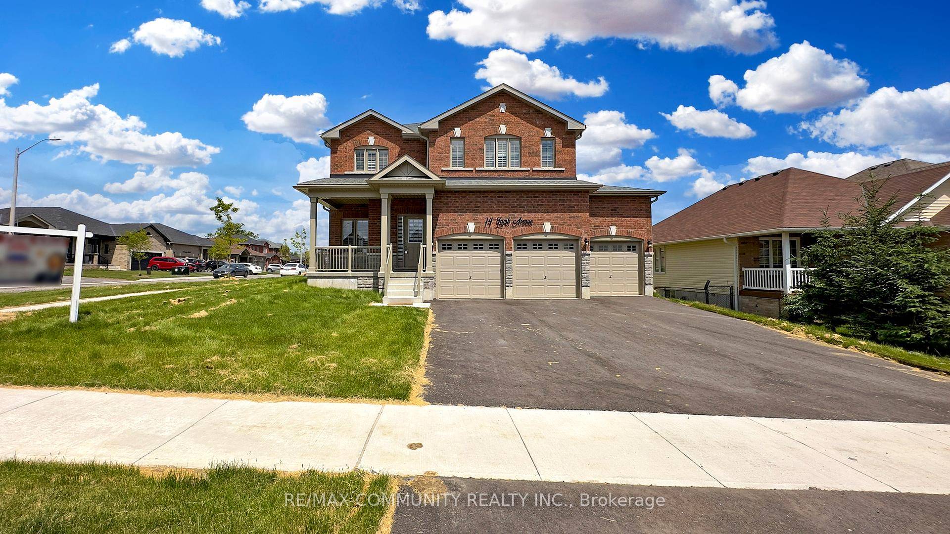 This beautiful home, located in the highly sought after area of Lindsay, sits on a large lot in a new development.