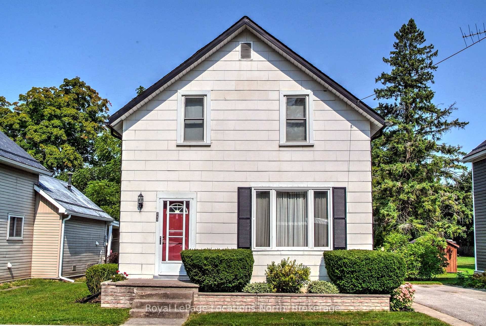 A lovely Family home in the heart of Stayner, The Town of Friendly People.