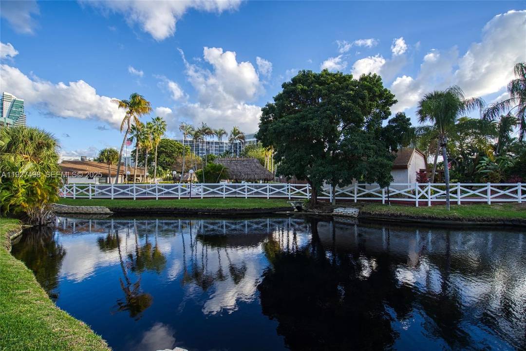 Absolutely gorgeous 1 story townhouse on the water !