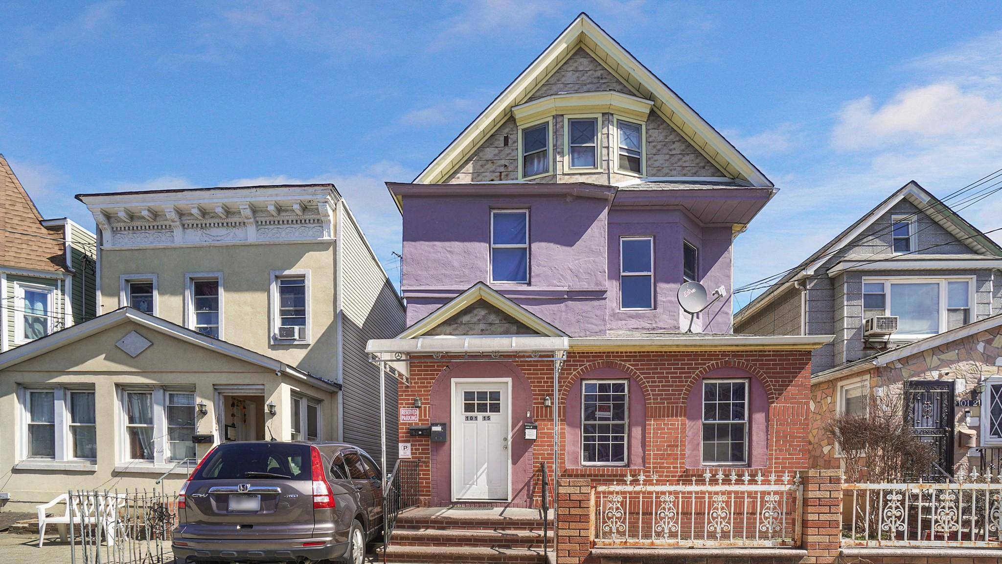 Come check out this massive multi family home in the heart of Queens, Richmondhill !