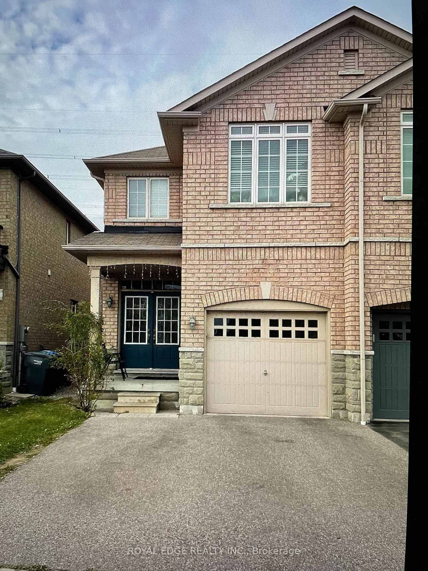 A Rare find, Meticulously maintained 4 Bdrm 3 W R Semi detached Upper Level Only Hardwood Flooring amp ; Pot Lights in Living Dining Family Stainless Steel Appliances Back Splash ...