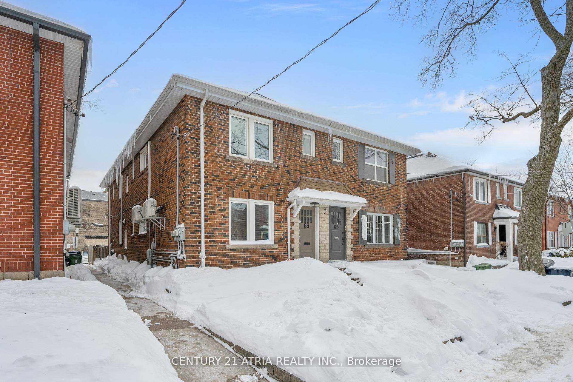 Bright amp ; Spacious Main Floor Unit for Lease !