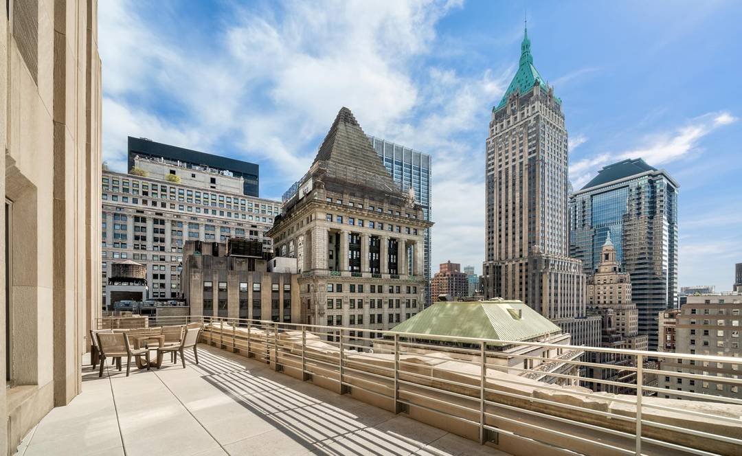 This outstanding two bedroom, two bathroom residence with a private terrace offers exceptional natural light and an open chef's kitchen ideally suited for entertaining.