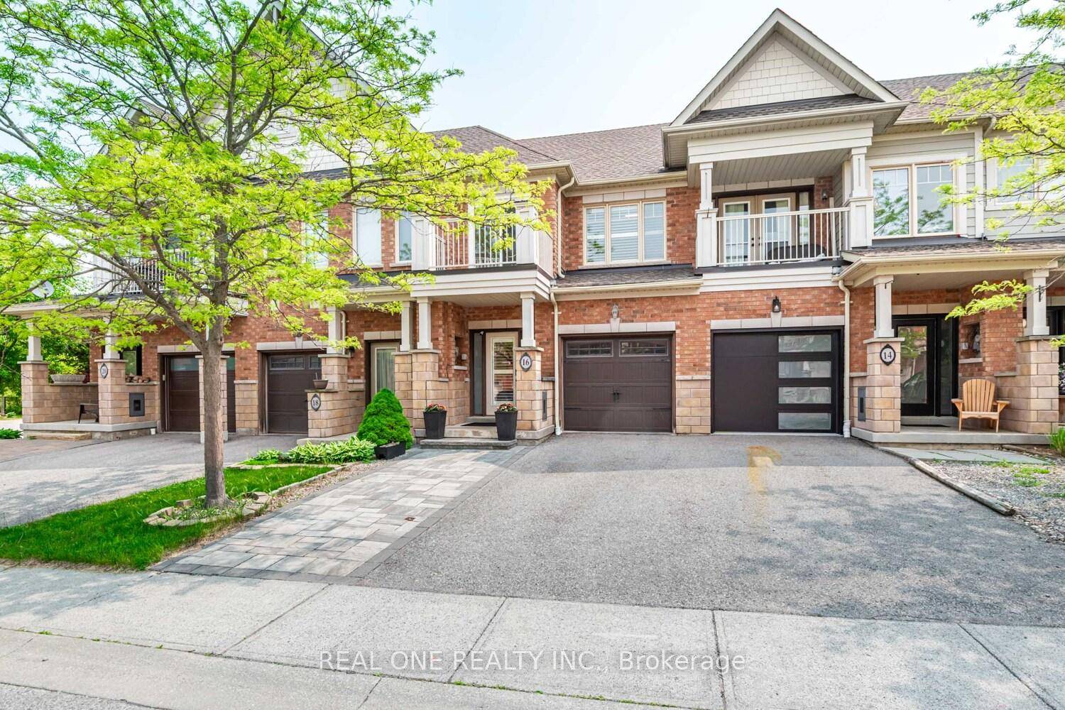 Discover this charming and sunlit freehold townhouse in a highly desirable neighborhood.