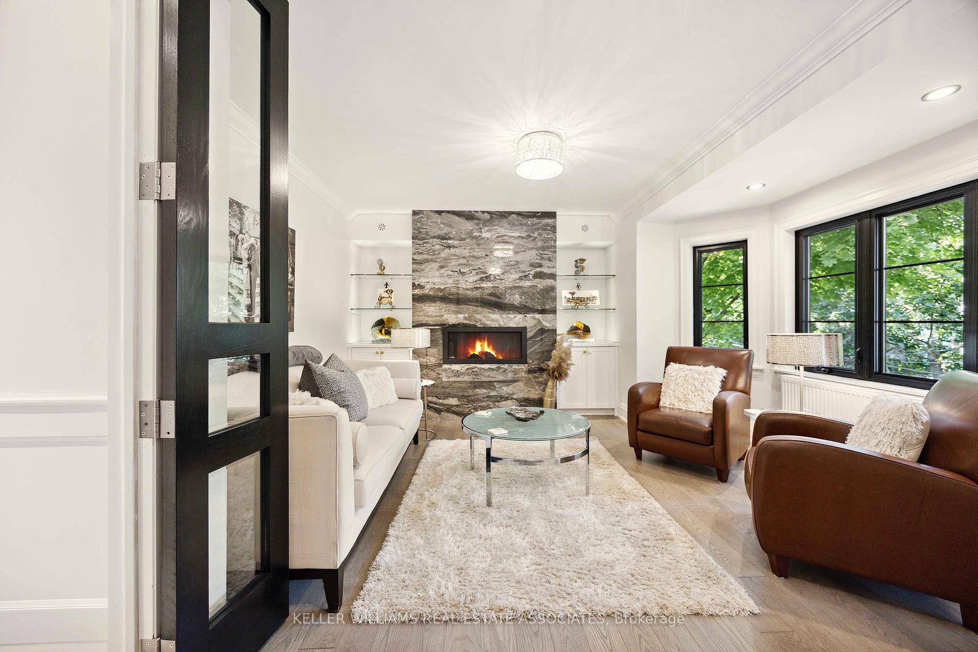 Midtown, Deer Park 2nd level stunning apartment.