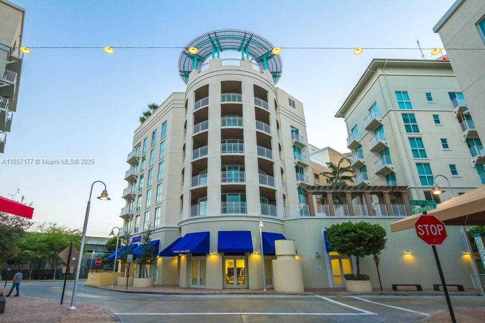 FANTASTIC 2 BED 2 BATH UNIT IN DOWNTOWN DADELAND, WALKING DISTANCE TO DADELAND MALL, SUPERMARKETS, RESTAURANTS, SHOPPINGS AND METRORAIL STATION MAKING YOUR DAILY COMMUTE AND ERRANDS A BREEZE.