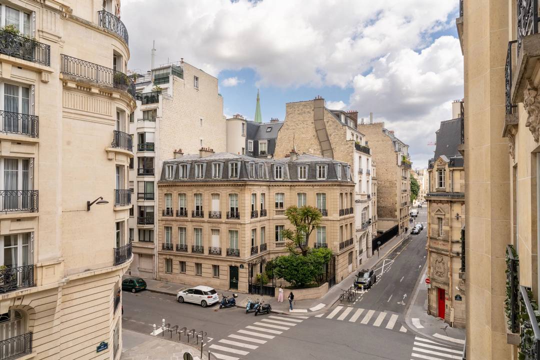 Elegant 4-Bedroom Apartment in Gros-Caillou, Paris 7th