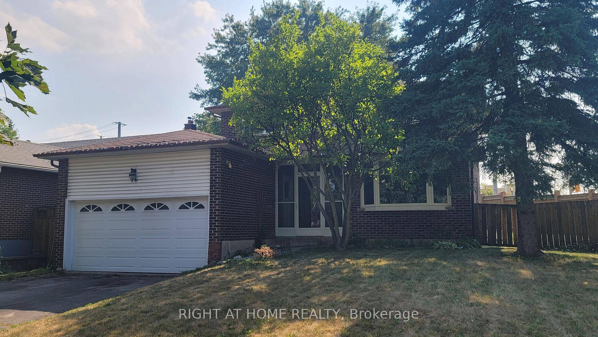 The spacious, large lot and upgraded detached house for lease !