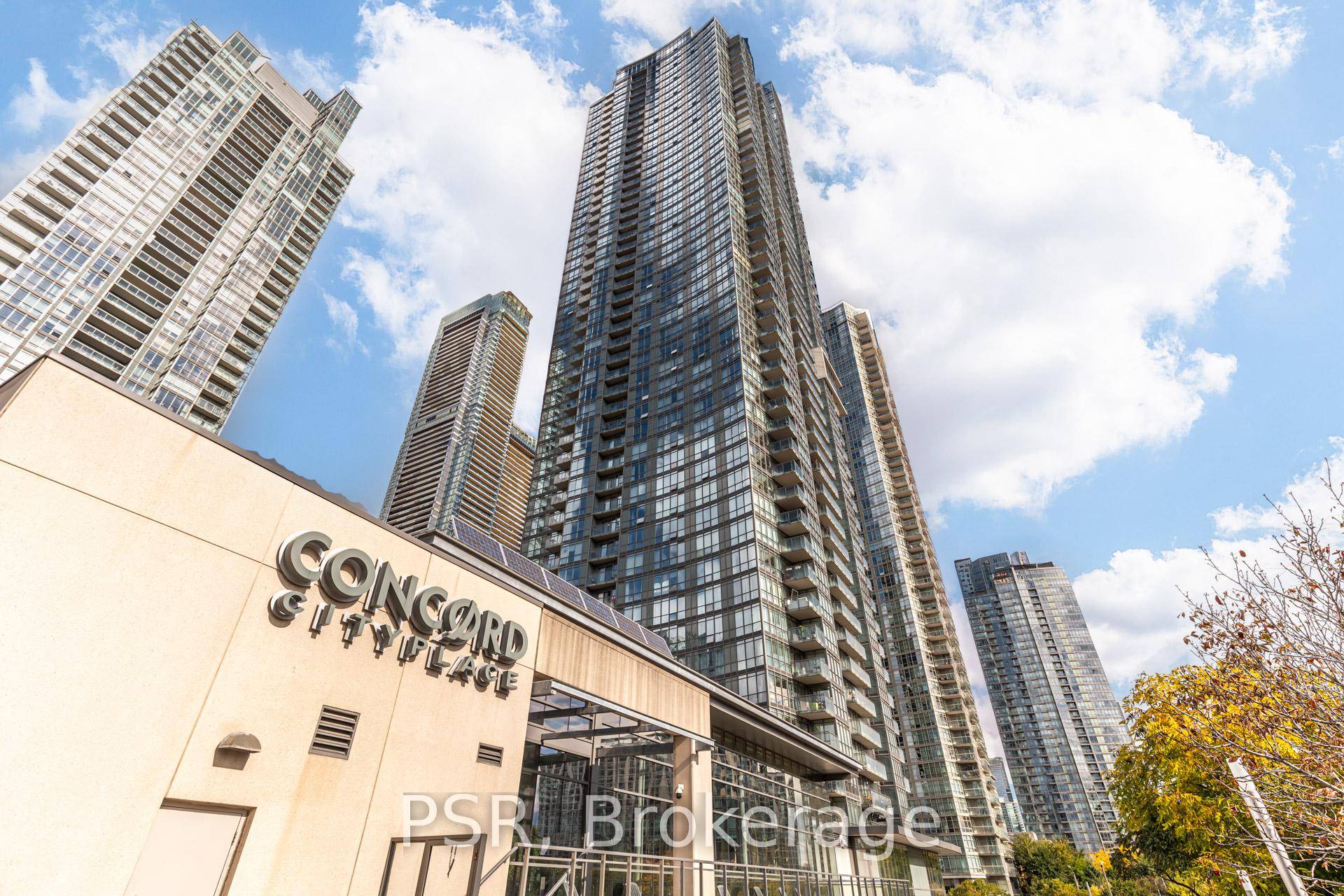 Immaculate amp ; Stunning Corner Suite in the Heart of Downtown !