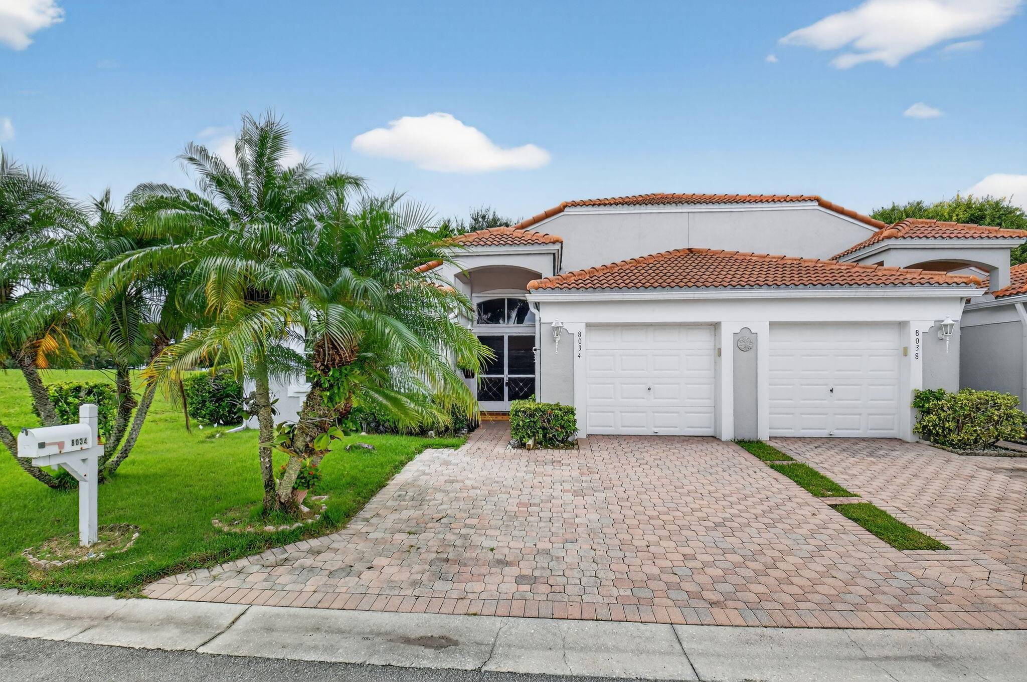 Come take a look at this great all age villa located in Waterways with a new roof installed in 2022.