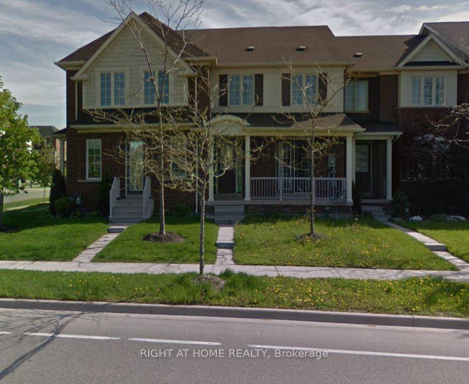 Beautiful Townhome Bright Spacious Open Concept Layout.