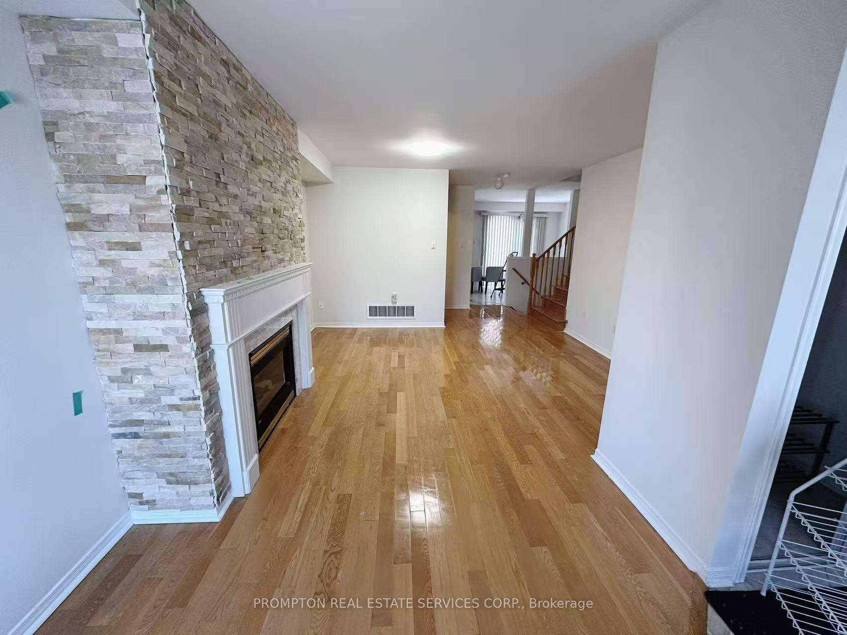 Bright amp ; Spacious 3 Bdr Townhouse.