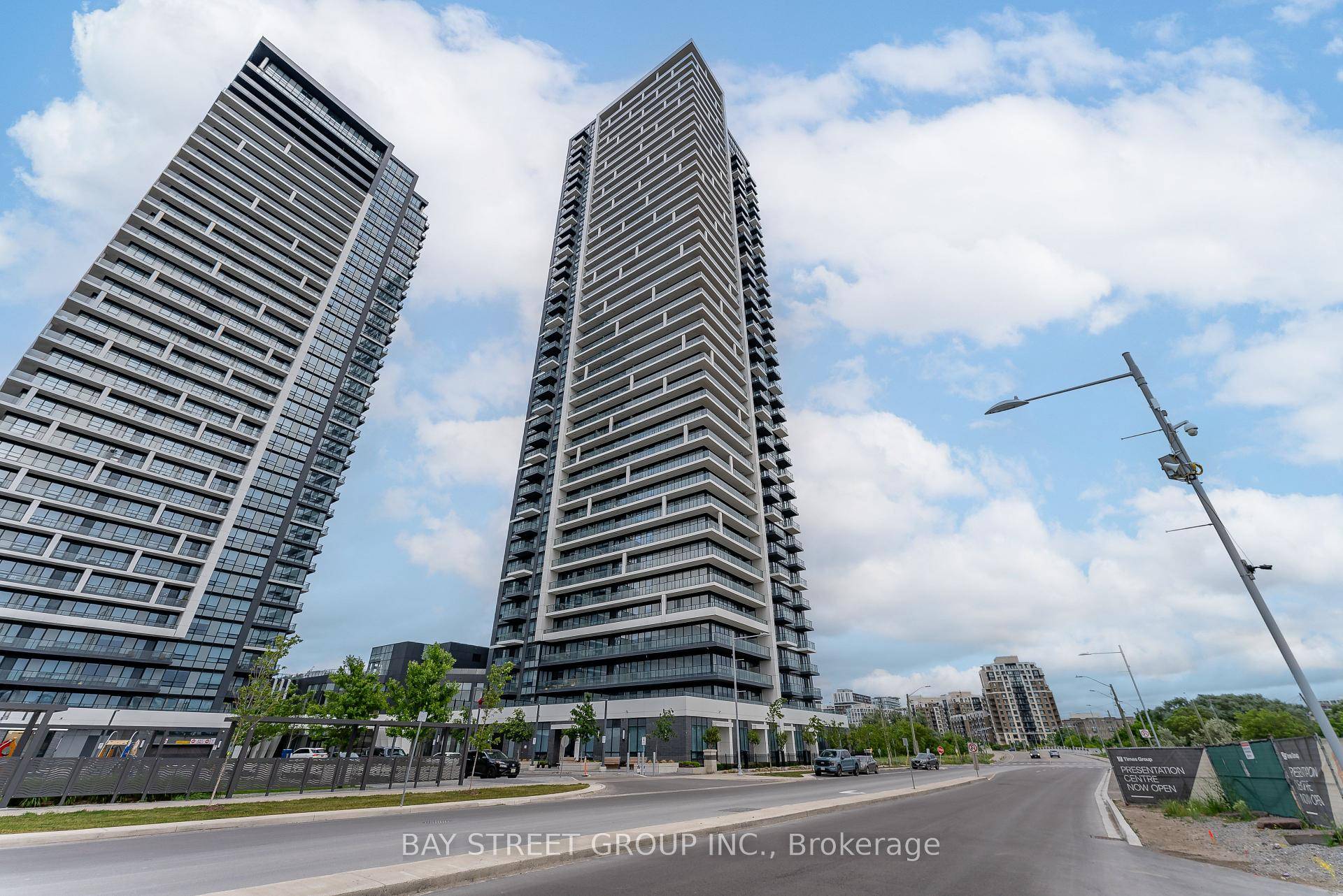 Stunning 2 bedroom, 2 bathroom condo in the heart of Downtown Markham.
