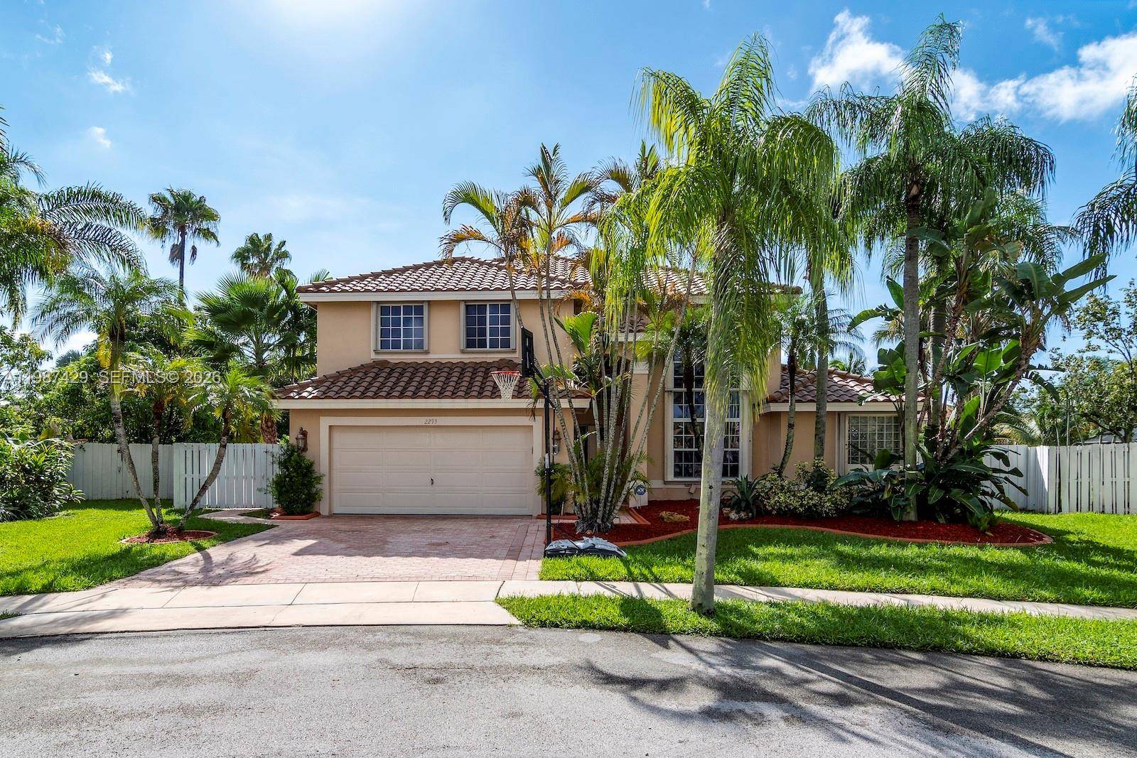 Welcome Home ! Enjoy spacious and luxurious living in this stunning 4 bed 4 bath pool home with loft, nestled on an oversized lot in the highly sought after gated ...