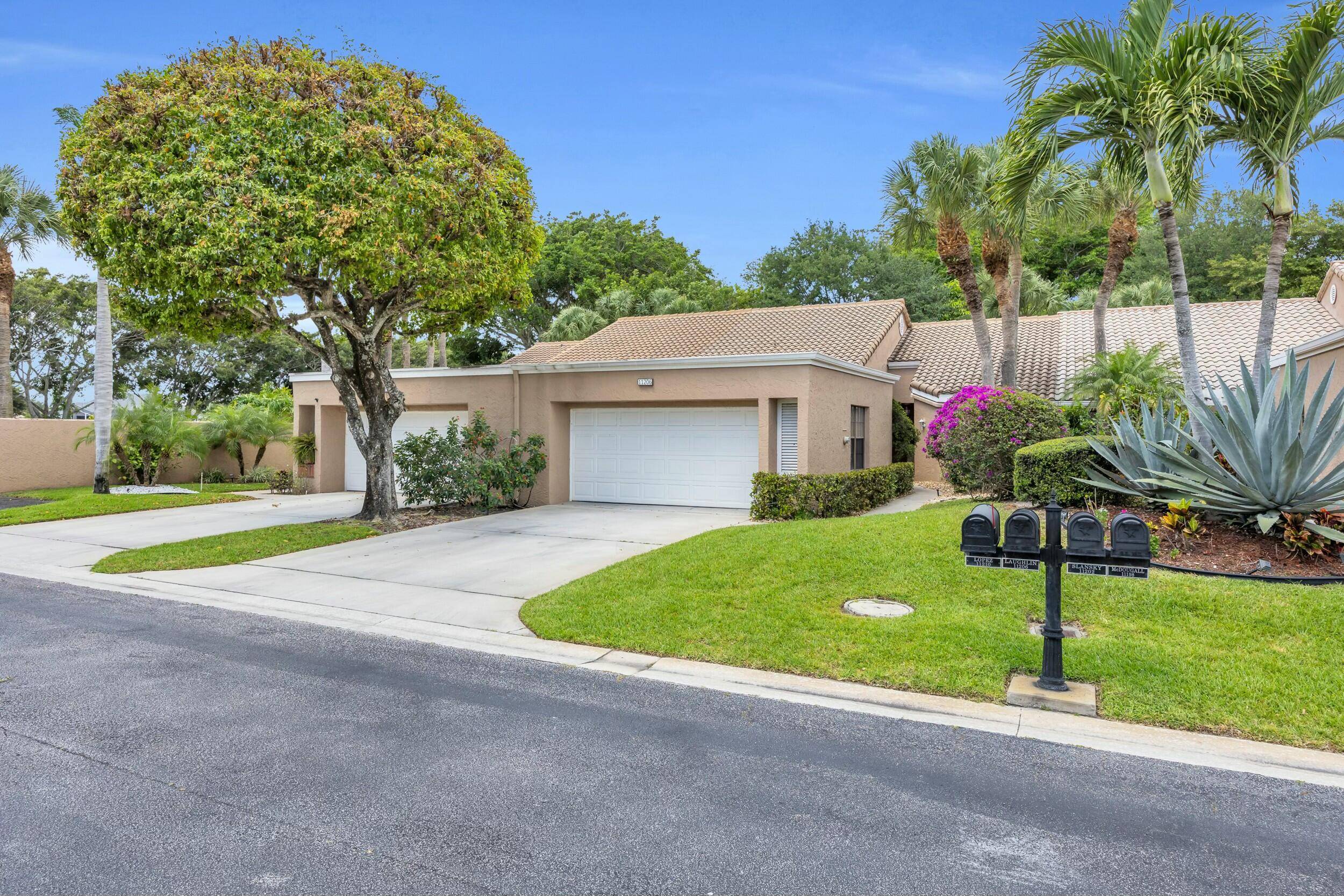 Don't miss your chance to own this beautifully maintained 2 bedroom, 2 bath villa in the highly sought after Applegate community, part of the prestigious Indian Spring Country Club.