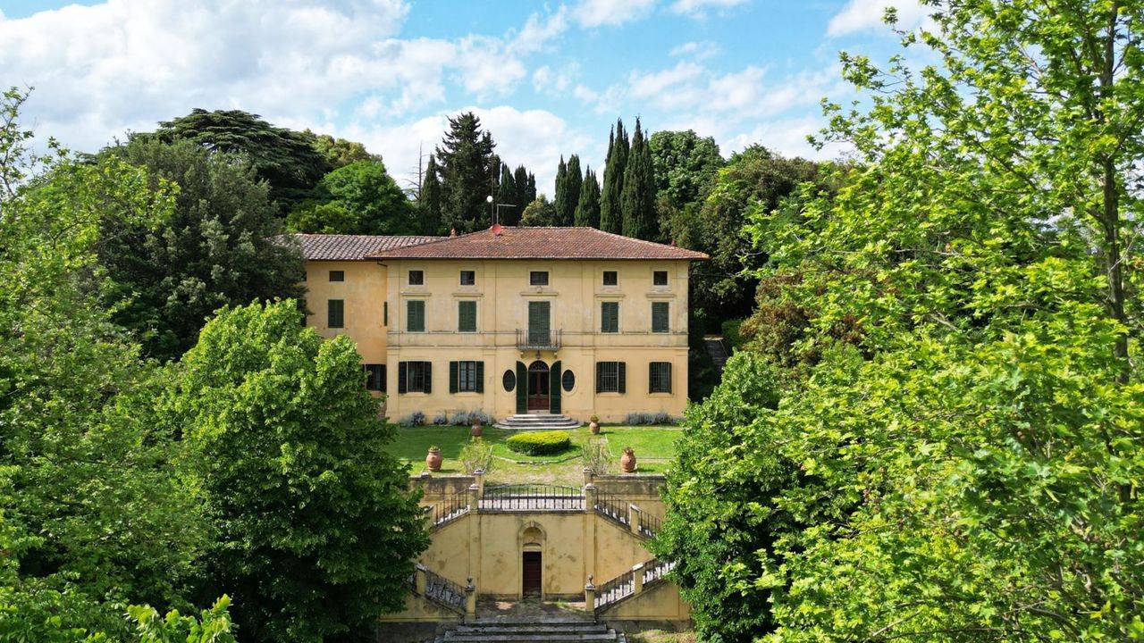 Prestigious 18th century villa with park, olive grove and Italian-style garden for sale in Monteriggioni, a few minutes from Siena, Tuscany.