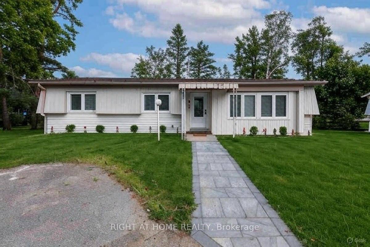 Welcome to 3 Mulberry ! This home shows like a model with premium laminate flooring, a cozy gas fireplace, and a modern kitchen featuring new stainless steel appliances with warranties, ...