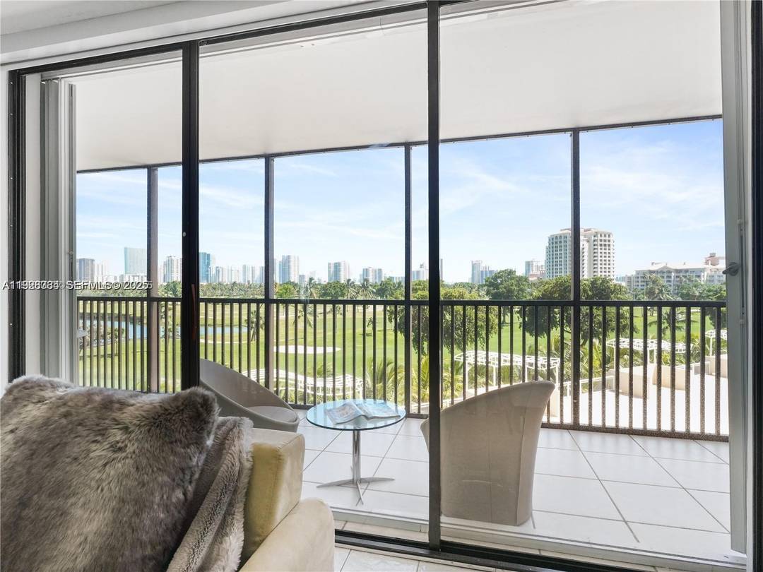 The most desirable and largest 06 line in the building, this 2 bed 2 bath condo features access to the balcony from all bedrooms and the living room.