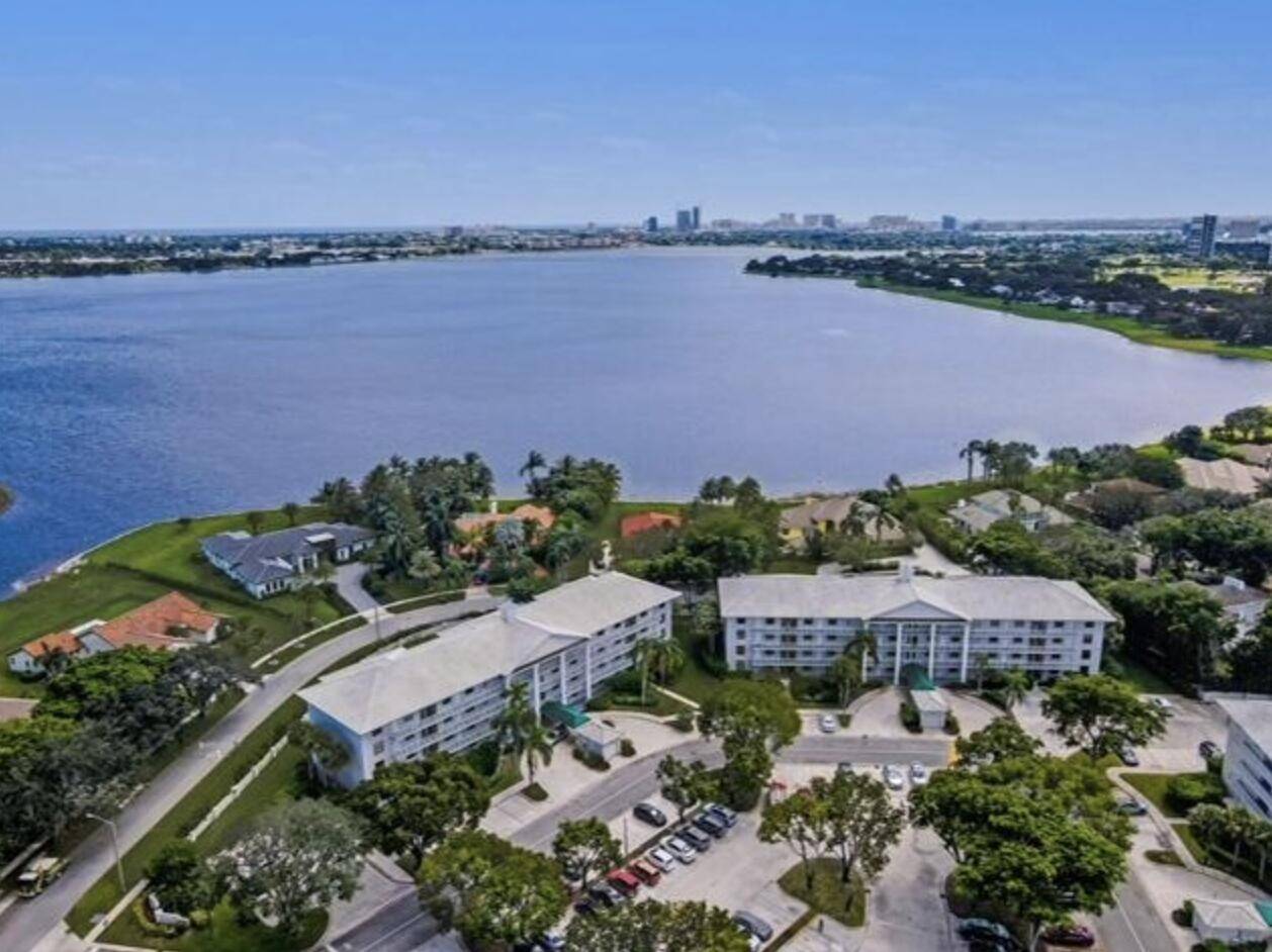 AMAZING PENTHOUSE UNIT IN GATED COMMUNITY 2BD, 2BA, BONUS ROOM FOR OFFICE SPACE, IN UNIT LAUNDRY WITH STORAGE'' Apt is located In the heart of West Palm Bch, in Land ...