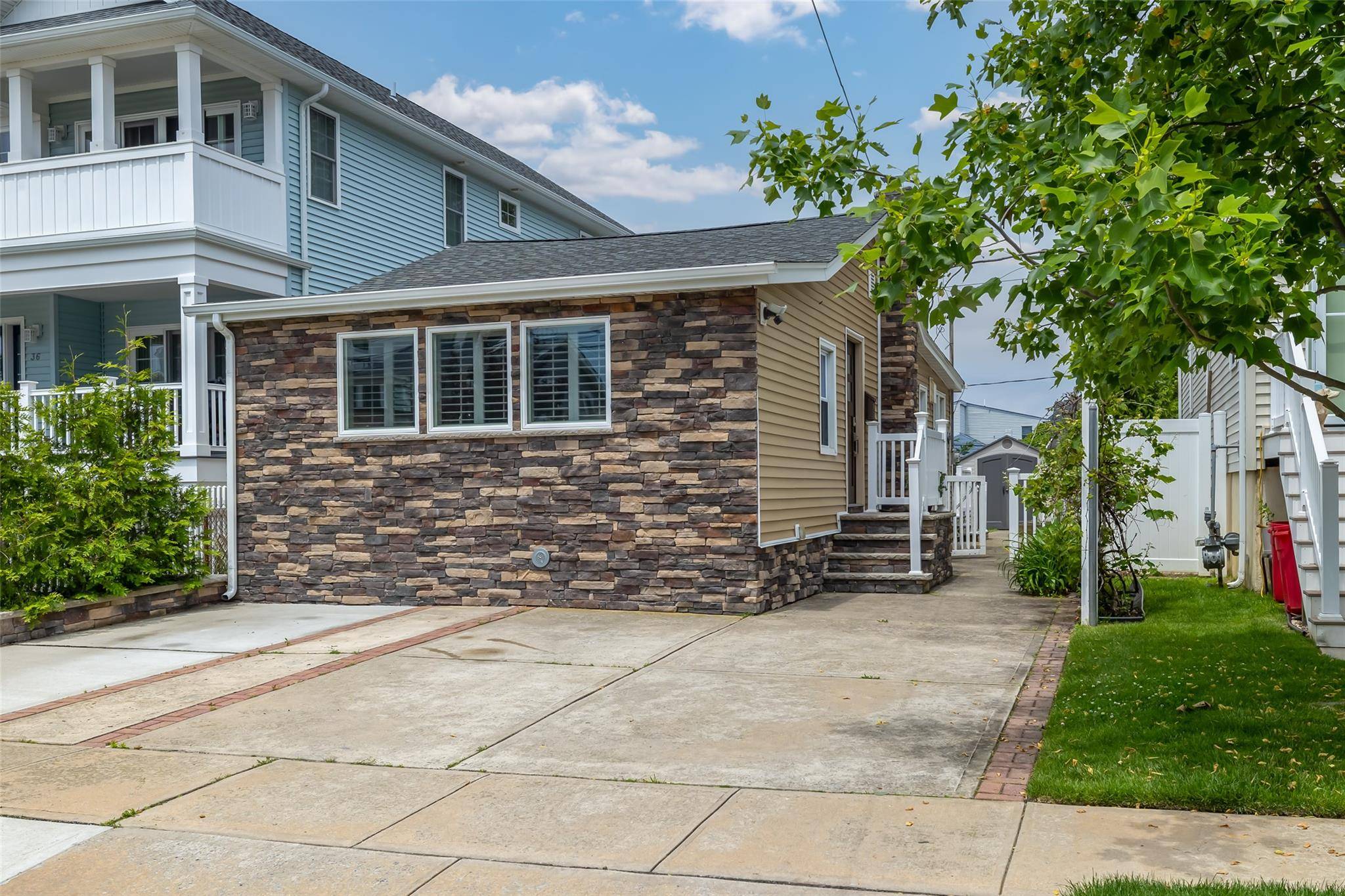 MINT CONDITION 2 BEDROOM RANCH STYLE HOME LIKE NEW !