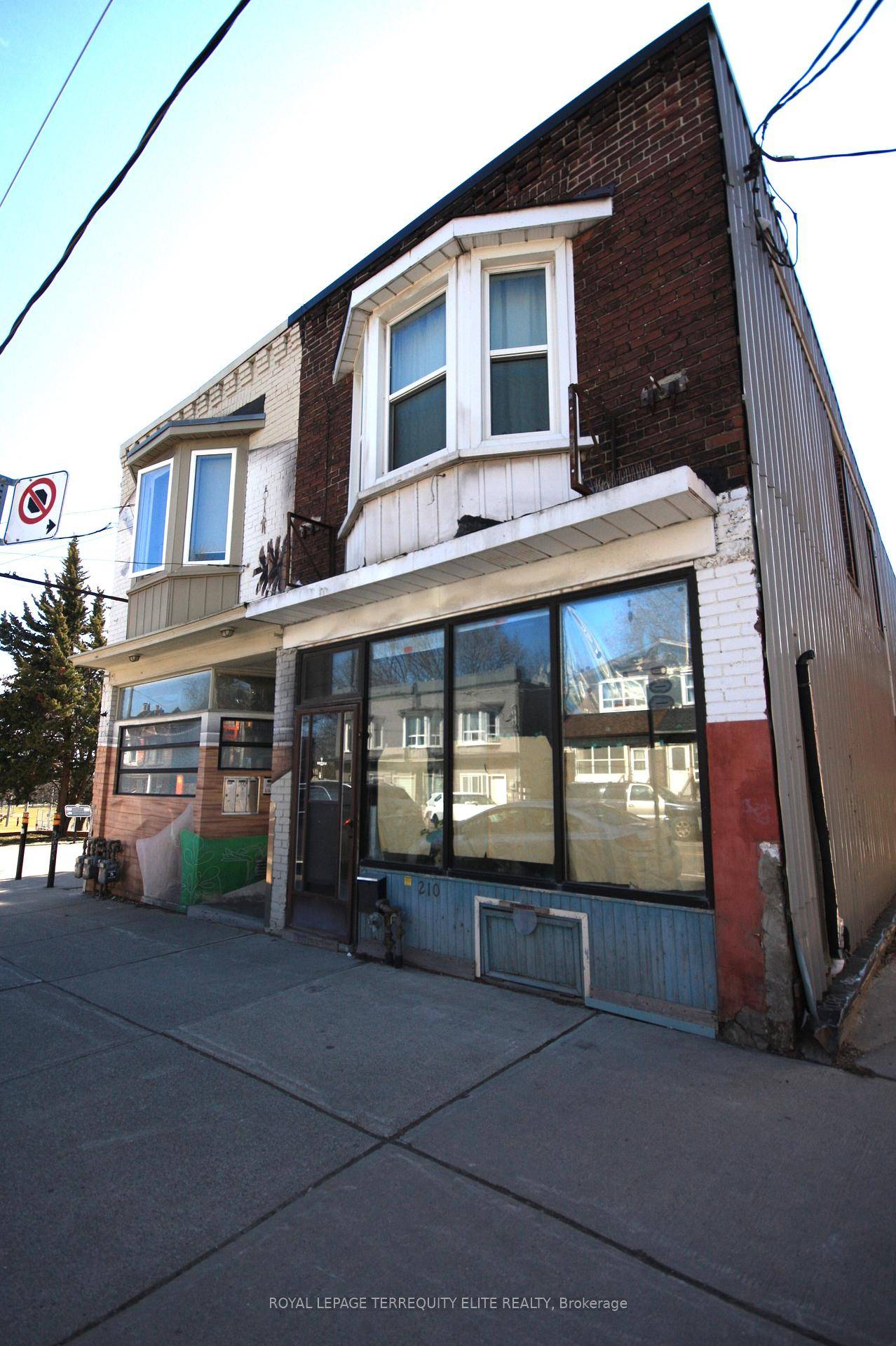 Wonderful Opportunity to own a Multi use Commercial amp ; Residential Property in South Riverdale Area !