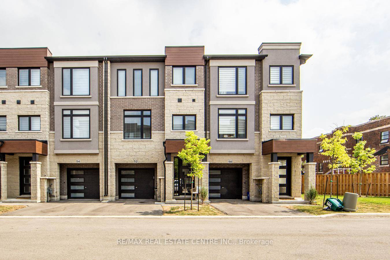 Stunning, Modern Style Townhouse In The Quiet Neighborhood Of Hamilton.