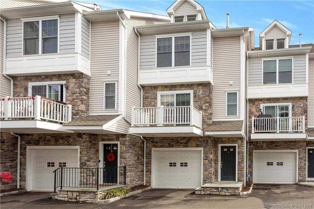 Spacious Townhouse at Rivers Edge with Private Elevator Patio.