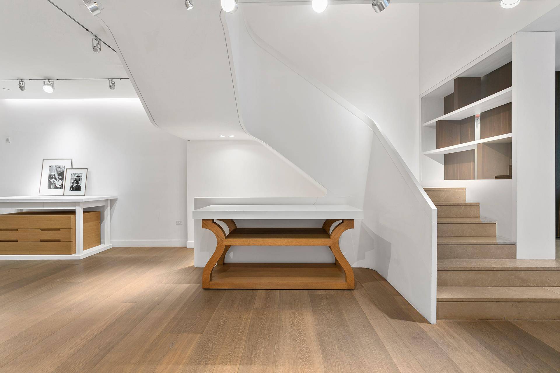 This is a mixed use Townhouse with ample opportunities, at the border and Mid Town and the Upper East Side.
