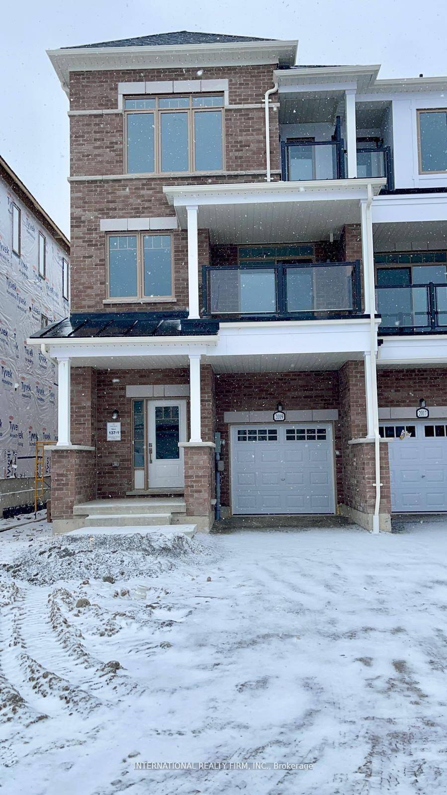 Beautiful End Unit Freehold Townhome in North Oshawa.