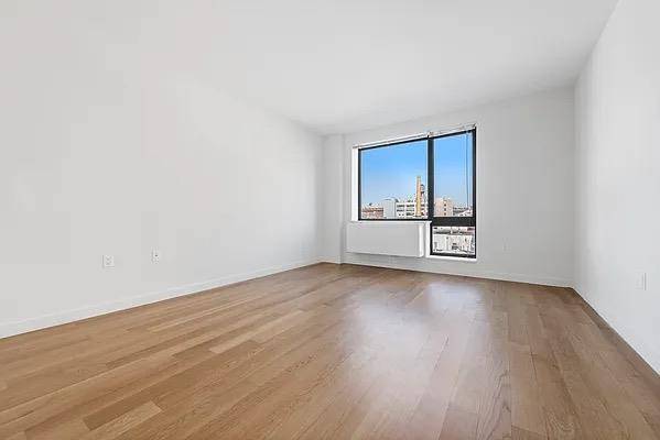 AVAILABLE IMMEDIATELY VIRTUAL TOURS AVAILABLE RENT STABILIZED BUILDING NO SECURITY DEPOSIT REQUIRED WITH A SMALL FEE TO RHINO PRIVATE GARAGE PARKING AVAILABLE Located in Hunters Point, this expansive 1 bedroom ...