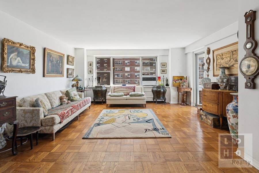 Sun filled, corner unit featuring views of the East River, Corlears Hook and the co ops beautifully manicured private park.