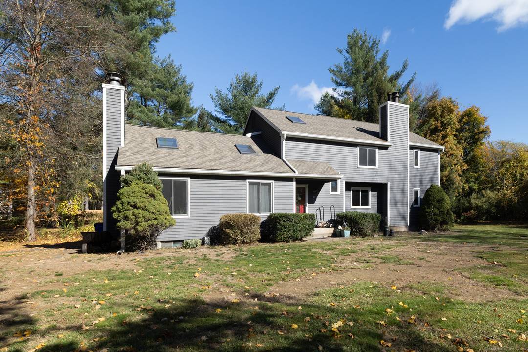18 Meadowlark Road West Simsbury, CT Experience the perfect harmony of modern design and New England charm in this beautifully maintained 4 BR, 3 BA Contemporary.