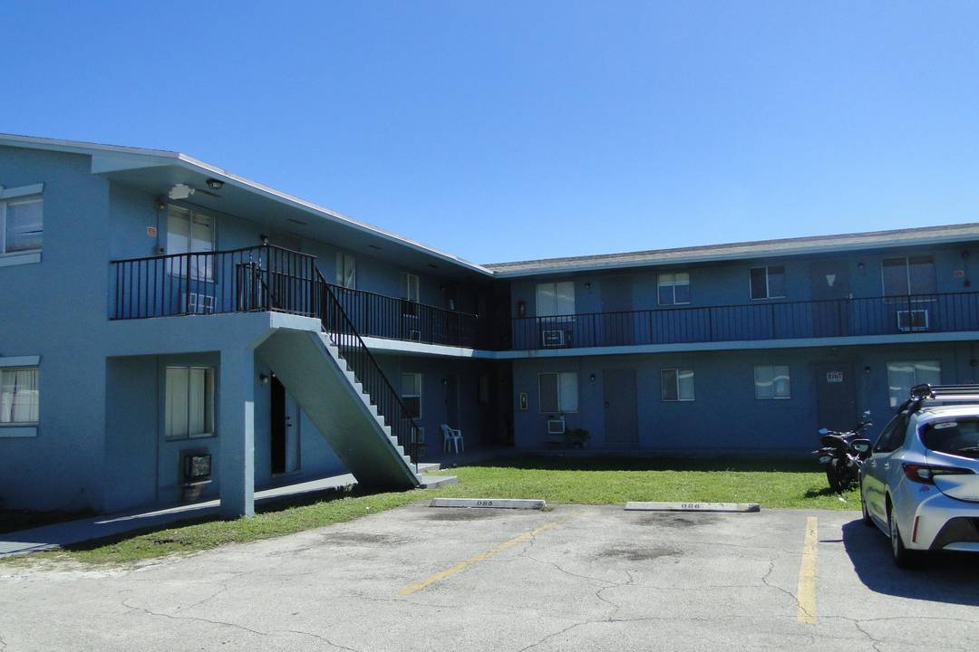 CORNER UNIT ! 1 1 condo conveniently located near I95 and close to shopping, schools, restaurants, Lake Worth Downtown, and the beach.